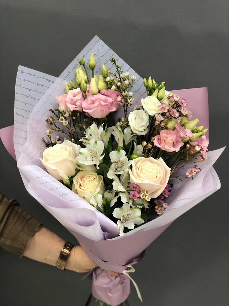 Букет цветов из: Альстромерии, Розы и Лизиантусы в Мирный