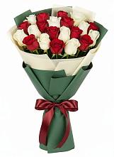 Букет Микс из красных и белых роз в Мирный