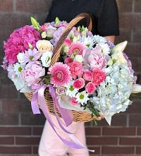 Композиция солнечный день в Мирный Цветочная композиция из Розы, Хризантемы, Пионы и Лизиантусы в корзине в Мирный