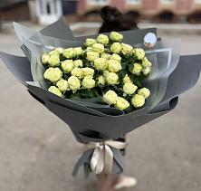 Букет Белые кустовые розы Солинеро в Мирный