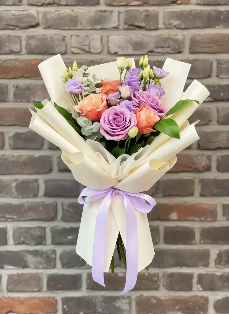 Букет цветов из: Лизиантусы и Розы в Мирный