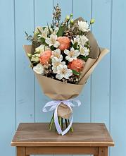 Букет цветов из:  Альстромерии, Лизиантусы, Розы и Хризантемы в Мирный