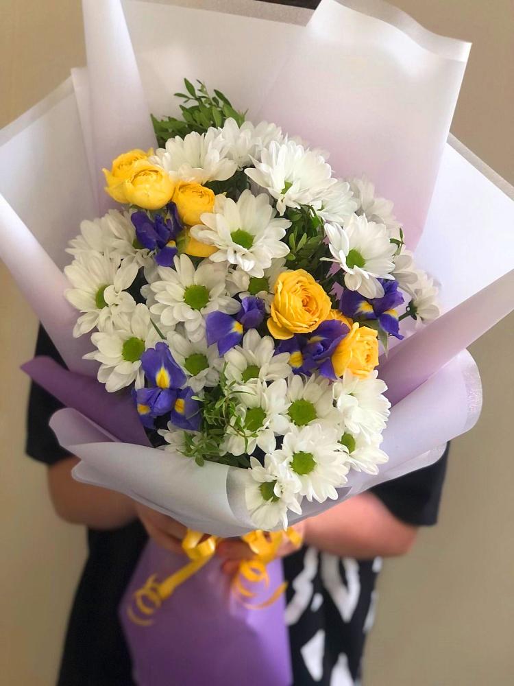 Букет цветов из: Ирисы, Хризантемы и Розы в Мирный