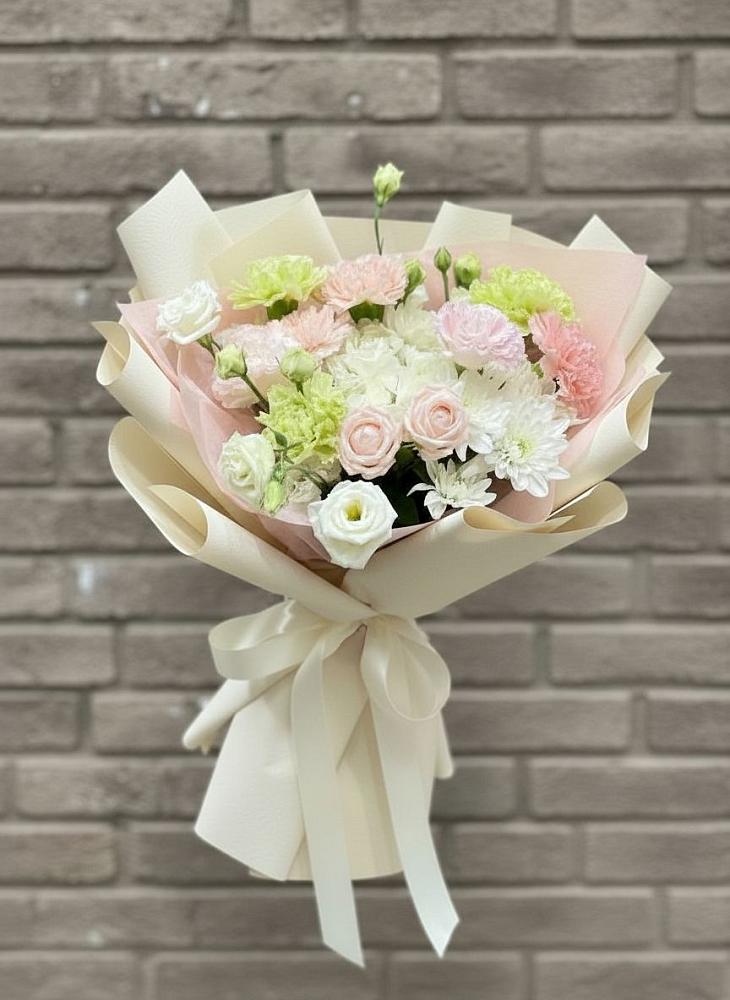 Букет цветов из: Гвоздики, Розы, Лизиантусы и Хризантемы в Мирный