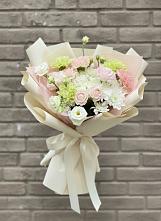 Букет цветов из:  Гвоздики, Розы, Лизиантусы и Хризантемы #REPLACE_PRED# Мирный