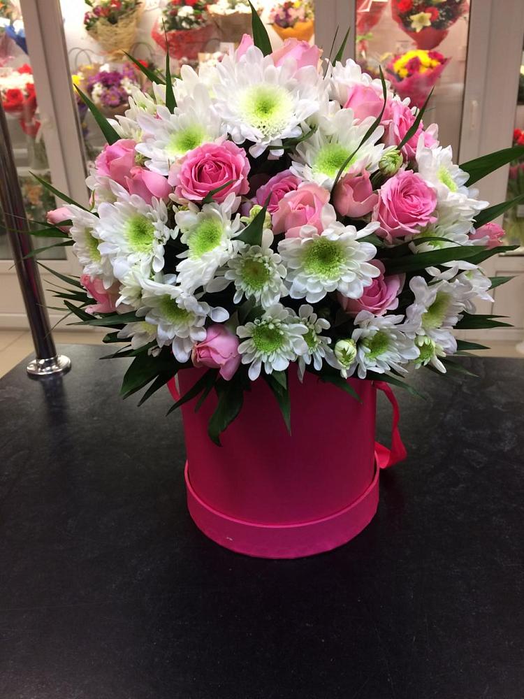 Цветочная композиция из Розы и Хризантемы в шляпной коробке в Мирный