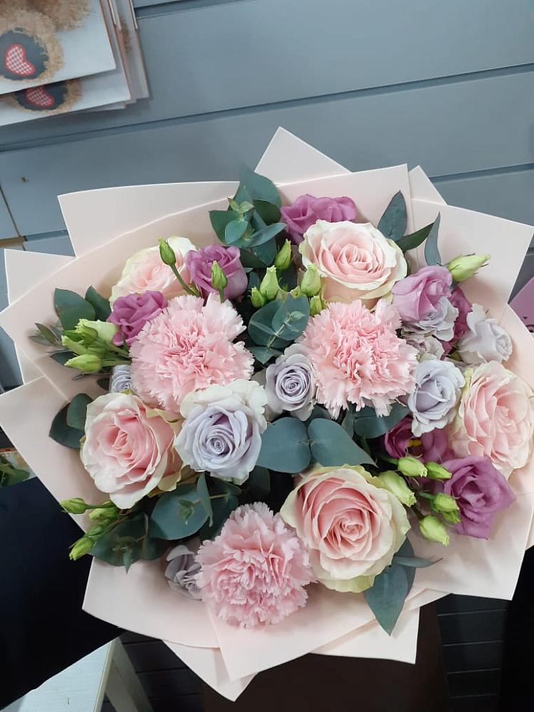 Букет цветов из: Розы, Гвоздики и Лизиантусы в Мирный