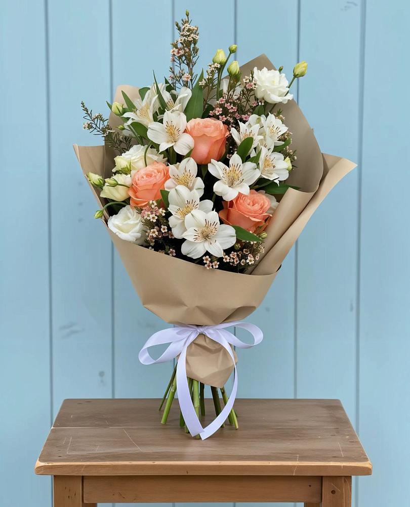 Букет цветов из: Альстромерии, Лизиантусы, Розы и Хризантемы в Мирный